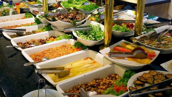 دبي تسمح للمطاعم بتقديم الطعام علناً في نهار رمضان