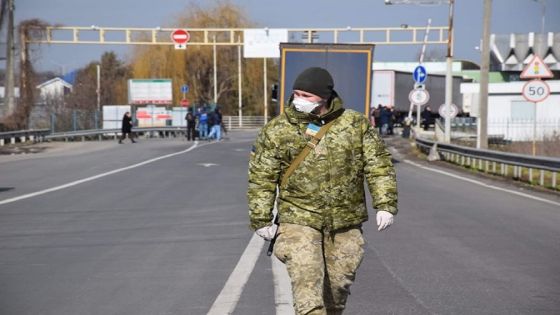 الأزمات يدعو المواطنين في أوكرانيا التوجه إلى الحدود البولندية أو الرومانية