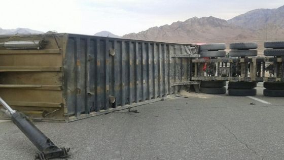 تدهور شاحنة محملة بالحبوب على الطريق الصحراوي
