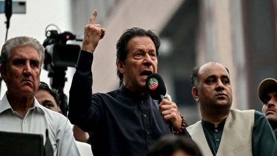 عمران خان يتهم رئيس وزراء باكستان بالتورط بمحاولة اغتياله