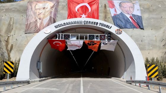 أردوغان يفتتح نفقا يزيد طوله عن كيلومترين وسط تركيا