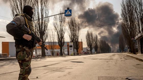 A Ukrainien serviceman stands guard near a burning warehouse hit by a Russian shell in the suburbs of the capital Kyiv on March 24, 2022. - The UN General Assembly on March 24, 2022, adopted a new non-binding resolution that demanded an "immediate" halt to Russia's war in Ukraine. At UN headquarters in New York, 140 countries voted in favor, 38 abstained and five voted against the measure, with applause ringing out afterwards. (Photo by FADEL SENNA / AFP) (Photo by FADEL SENNA/AFP via Getty Images)