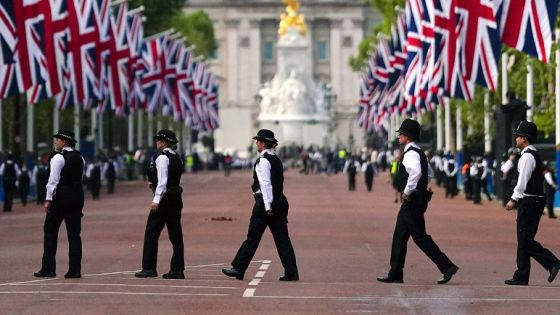 Police officers patrol along the Mall ahead of a procession of the coffin of Britain's Queen Elizabeth II from Buckingham Palace to the Palace of Westminster in London on September 14, 2022. - Queen Elizabeth II will lie in state in Westminster Hall inside the Palace of Westminster, from Wednesday until a few hours before her funeral on Monday, with huge queues expected to file past her coffin to pay their respects. (Photo by Victoria Jones / POOL / AFP)