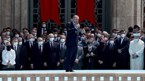 أردوغان يحقق أمنيته ويفتتح مسجداَ تحدث عنه قبل 27 عاماً