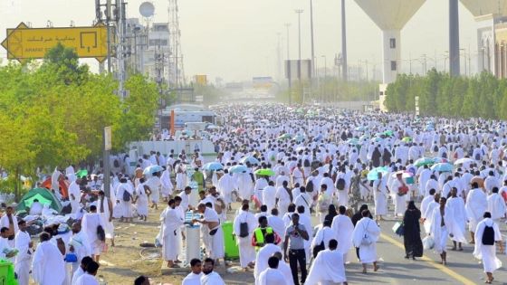 الحجاج يتوافدون إلى صعيد عرفات الطاهر لأداء الركن الأعظم