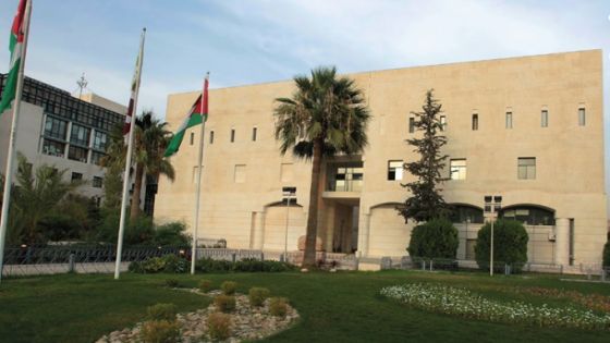 جدل حول اضافة بند يسمح بحصول امين عمان على راتب تقاعدي