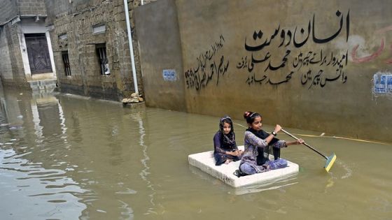 قتلت ألف شخص ودفعت الملايين للنزوح.. الفيضانات تضرب باكستان والسلطات تلجأ للطوارئ