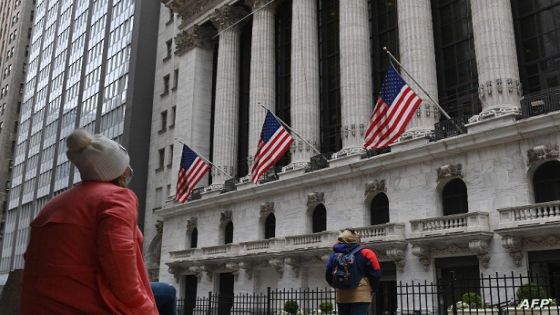 People look at the New York Stock Exchange at Wall Street on February 24, 2022 in New York. - Wall Street stocks opened sharply lower Thursday, joining a global equity sell-off after Russia's invasion of Ukraine lifted energy prices and prompted debate on further sanctions. (Photo by ANGELA WEISS / AFP)