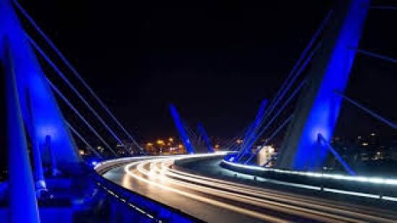 إنارة “جسر عبدون” باللون الأزرق