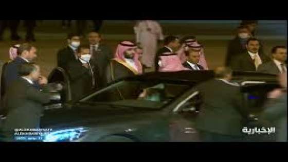 الملك يصطحب ولي العهد السعودي في سيارته الخاصة