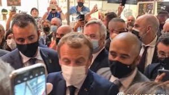 فيديو / محتج يرشق الرئيس الفرنسي “ماكرون” بالبيض