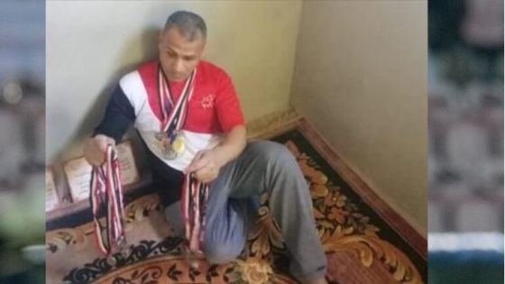 بطلٌ عربيّ يعرض ميدالياته الـ 46 للبيع لإطعام عائلته