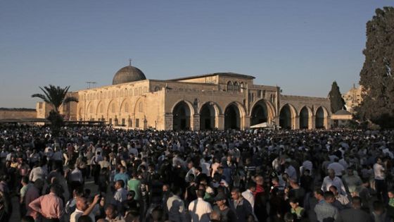 Palestinian Muslim worshipers pray on July 17, 2015 at the al-Aqsa Mosque compound in Jerusalems old city in the early hours of Eid Al-Fitr holiday that marks the end of the fasting month of Ramadan. AFP PHOTO / AHMAD GHARABLI