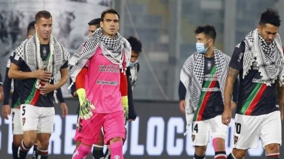 فريق بالستينو التشيلي يرتدي الكوفية الفلسطينية نصرة للقدس