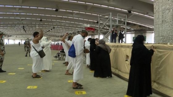 توافد الحجاج إلى منى لرمي جمرة العقبة