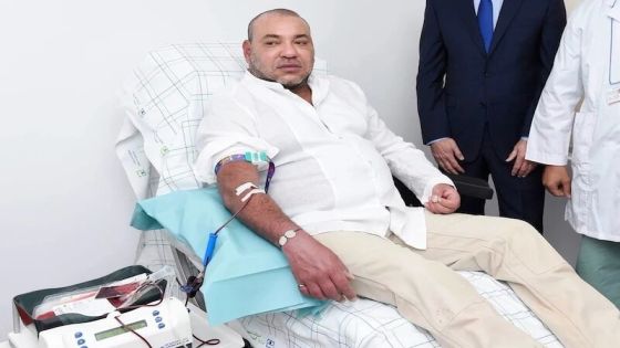 الملك المغربي يتفقد أضرار الزلزال بمراكش ويتبرع بالدم