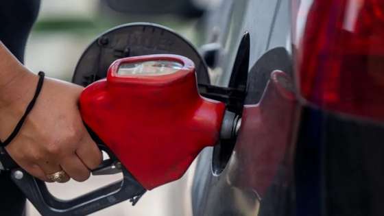 الحكومة : انخفاض اسعار البنزين عالميا