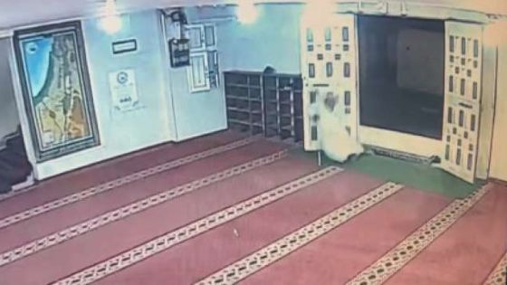 شاهد.. وفاة مسن فلسطيني أثناء دخوله المسجد لصلاة الفجر