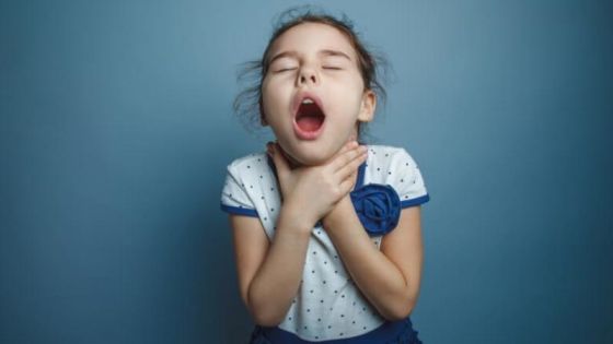 رجل دفاع مدني ينقذ طفلة من الاختناق في سوق الزرقاء