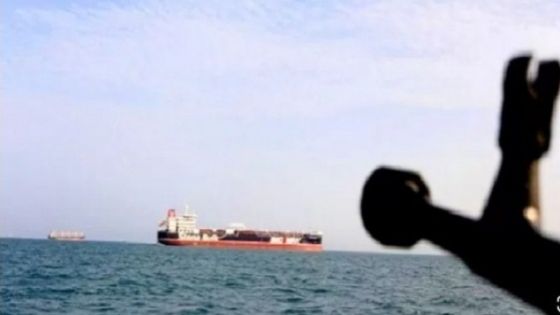 الحوثيون: استهدفنا سفينتين بريطانية وأمريكية بالبحر الأحمر
