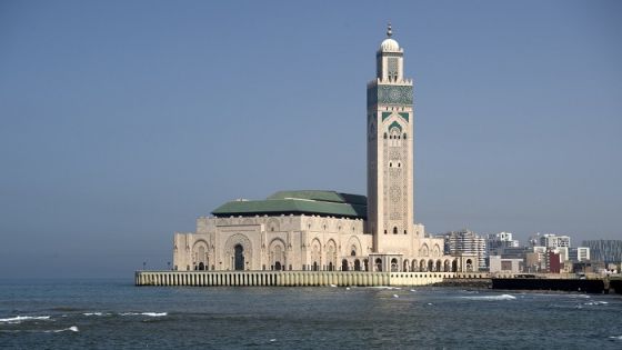 A view taken on September 6, 2016 shows the Hassan II mosque in the coastal Moroccan city of Casablanca.
Two months before it hosts the COP22 climate conference, Morocco is preparing to launch an ambitious project to turn its mosques green as a commitment to clean energy. / AFP PHOTO / FADEL SENNA