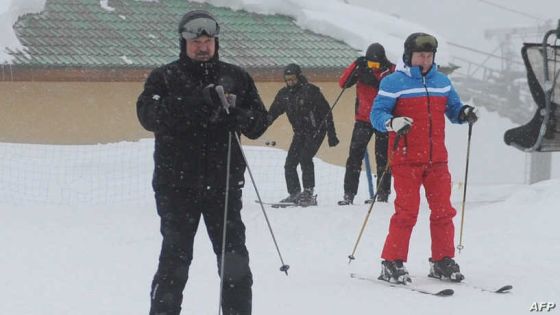 Russia President Vladimir Putin (R) and Belarus President Alexander Lukashenko (L) go skiing after their meeting in Sochi on February 22, 2021. (Photo by Alexei Druzhinin / Sputnik / AFP)