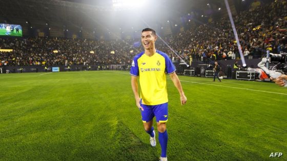 A handout picture released by Saudi Arabia's al-Nassr football club shows Al-Nassr's new Portuguese forward Cristiano Ronaldo (C) during his unveiling ceremony at the Mrsool Park Stadium in the Saudi capital Riyadh on January 3, 2023. (Photo by Jorge Ferrari / Al Nassr Football Club / AFP) / == RESTRICTED TO EDITORIAL USE - MANDATORY CREDIT "AFP PHOTO / HO /AL NASSR FOOTBALL CLUB" - NO MARKETING NO ADVERTISING CAMPAIGNS - DISTRIBUTED AS A SERVICE TO CLIENTS ==