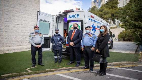 السفارة الامريكية تقدم سيارة اسعاف للدفاع المدني