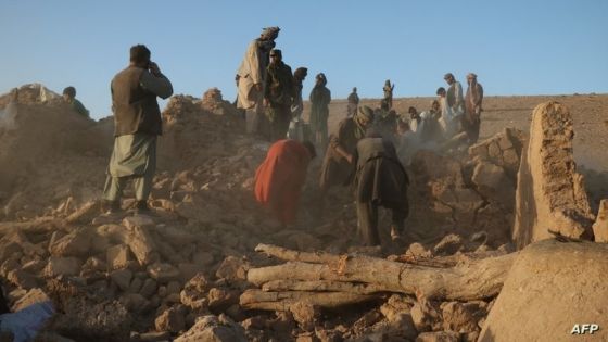 Afghan residents clear debris from a damaged house after earthquake in Sarbuland village of Zendeh Jan district of Herat province on October 7,2023 (Photo by Mohsen KARIMI / AFP)