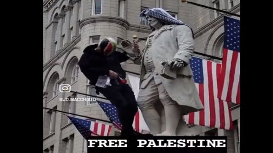 تمثال أحد الآباء المؤسسين لأمريكا يتوشح بالكوفية الفلسطينية