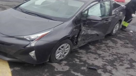 وفاة وإصابتان بتصادم 3 مركبات في عمان