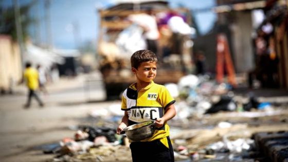 تحذير من المجاعة .. الاحتلال يمنع دخول 3 آلاف شاحنة مساعدات الى غزة