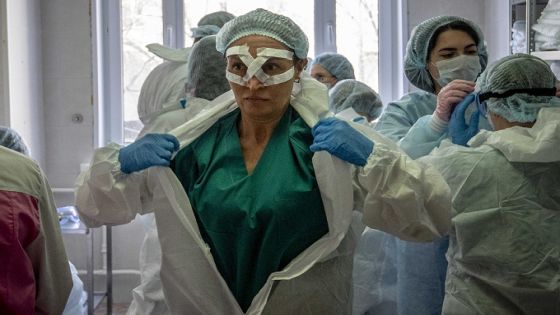 Medical workers get ready for a shift treating coronavirus patients at the Spasokukotsky clinical hospital in Moscow on April 22, 2020. (Photo by Yuri KADOBNOV / AFP)
