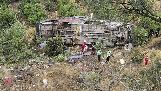 مصرع 25 شخصًا وإصابة 34 آخرين بحادث سقوط حافلة في البيرو