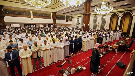 Muslim men pray at a mosque in Kuwait City just before daybreak, during Laylat al-Qadr or Night of Destiny, during the holy month of Ramadan on early on April 28, 2022. - Laylat al-Qadr, marks the night Muslims believe the first verses of the Koran were revealed to the Prophet Mohammed through the archangel Gabriel. (Photo by YASSER AL-ZAYYAT / AFP)