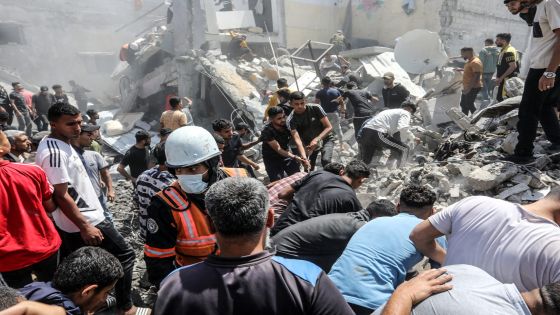 قتل 14 فلسطينيا وأصيب آخرون بقصف إسرائيلي استهدف مناطق متفرقة من قطاع غزة منذ فجر الخميس، ضمن حرب الإبادة الجماعية التي ترتكبها تل أبيب بحق المدنيين في القطاع منذ 19 شهرا. قصف استهدف منزلا بجوار مسجد الشافعي، غرب خان يونس، جنوبي القطاع مما ادى الى مقتل واصابة عدد من الفلسطينيين. ( Abed Rahim Khatib - وكالة الأناضول )