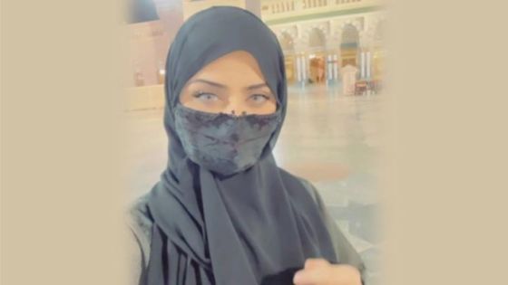 فنانة سعودية تقرر ارتداء الحجاب من داخل المسجد النبوي