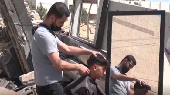 حلاق فلسطيني يواصل عمله في قطاع غزة وسط الركام