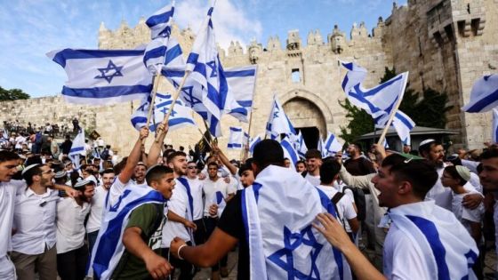 Israelis sing and dance with flags by Damascus gate to Jerusalem's Old city as they mark Jerusalem Day, in Jerusalem May 18, 2023. REUTERS/Ronen Zvulun TPX IMAGES OF THE DAY