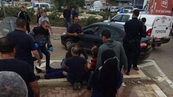 فلسطيني يقتل طليقته وأم أطفاله الخمسة طعنا في الشارع