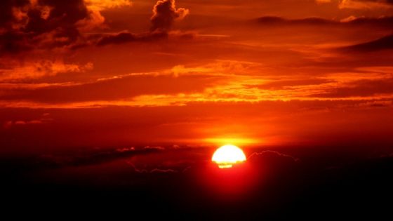 شاهدوا: سكان مدينة في ألاسكا يودعون الشمس في آخر غروب