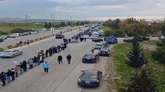 سلسلة بشرية على جسر النعيمة للمطالبة بمنع مرور البضائع الى الكيان