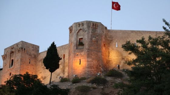 A picture shows the Gaziantep Castle at the historical district of the southeastern Turkish city of Gaziantep, where many Syrian refugees reside, on August 11, 2022. (Photo by OMAR HAJ KADOUR / AFP)