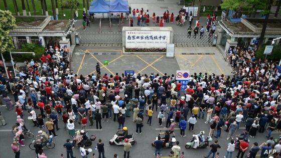 Parents wait outside a school during the first day of the National College Entrance Examination (NCEE), known as gaokao, in Nanjing, in China's eastern Jiangsu province on June 7, 2023. (Photo by AFP) / China OUT