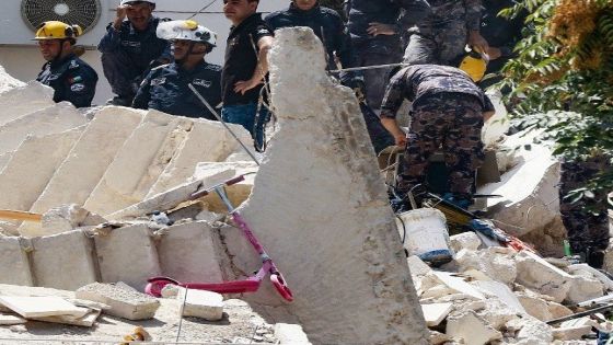 Jordanian rescue teams search for 10 people still missing under the rubble of a collapsed four-storey building in the capital Amman on September 14, 2022, a day after 5 bodies were recovered there. - The disaster site is in the capital's central Jabal al-Weibdeh district, one of Amman's oldest neighbourhoods, known for its vibrant cultural life and home to a large number of expatriates. (Photo by Khalil MAZRAAWI / AFP)