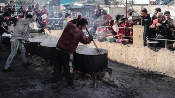 24 December 2023, Palestinian Territories, Rafah: Palestinians wait to collect food at a donation point in a refugee camp in Rafah in the southern Gaza Strip. Photo: Bashar Taleb/APA Images via ZUMA Press Wire/dpa