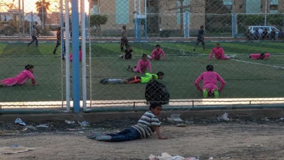 صورة تفطر القلب لطفل مصري يحب كرة القدم