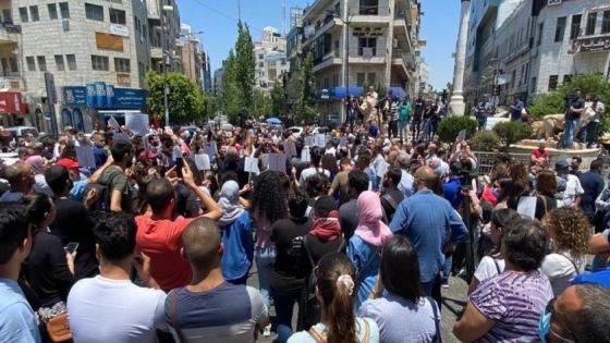 السلطة توقف 15 ضابطاً وعنصراً أمنياً بتهمة قتل نزار بنات