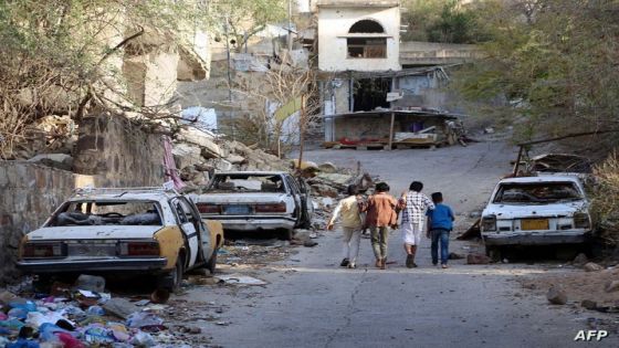 (FILES) In this file photo taken on May 20, 2022, children walk past damaged cars in the rebel-besieged Yemeni city of Taez. - Saudi Arabia and Iran's surprise rapprochement is no "magic wand" for Yemen, analysts say, warning there are no easy solutions for the complex conflict in the Arab world's poorest country. (Photo by Ahmad AL-BASHA / AFP)