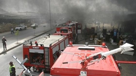حريق يلتهم حمولة مركبة على طريق المطار